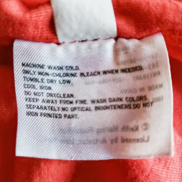 UNIQLO x KEITH HARING unisex pop art holding heart red tee pocket t-shirt Size M - Picture 6 of 7